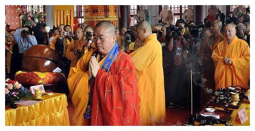 少林寺最牛方丈身穿16万袈裟被质疑用门票钱购2000万豪宅