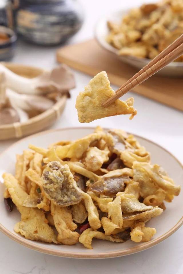 金黄椒香,外酥内嫩的香炸椒盐平菇,试过一次就上瘾