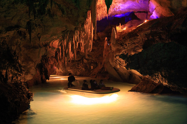 位于辽宁的水洞景区,景观绮丽,三洞合一浑然天成,适合秋季出游
