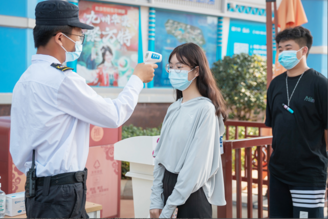 健康码,行程码"双码",按照要求登记必要信息后入园游玩,现场秩序井然
