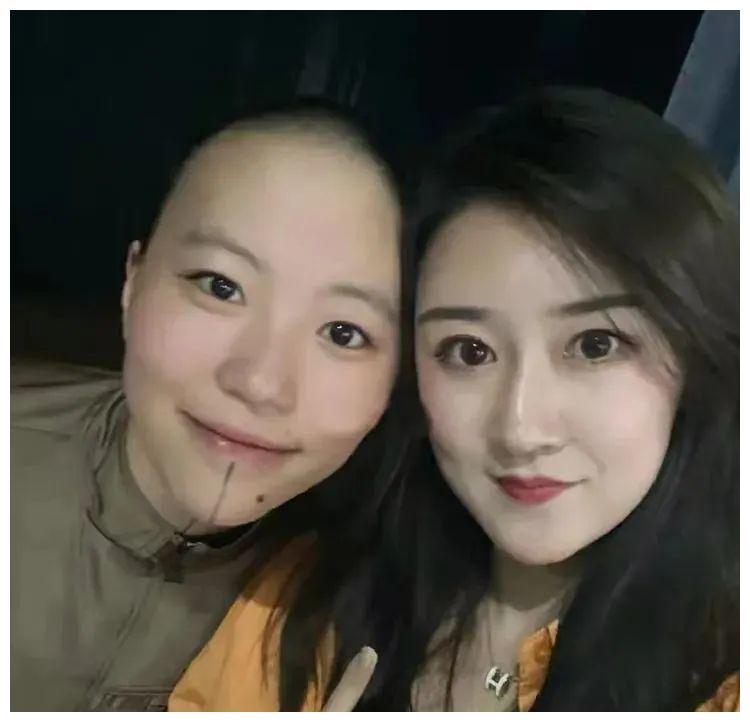 王菲一家办聚会，李嫣浓妆忙拍照，窦靖童李亚鹏肩靠肩更像亲父女_腾讯新闻