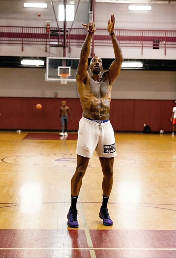 在nba失业的乔约翰逊和霍华德晒训练照身材谁好