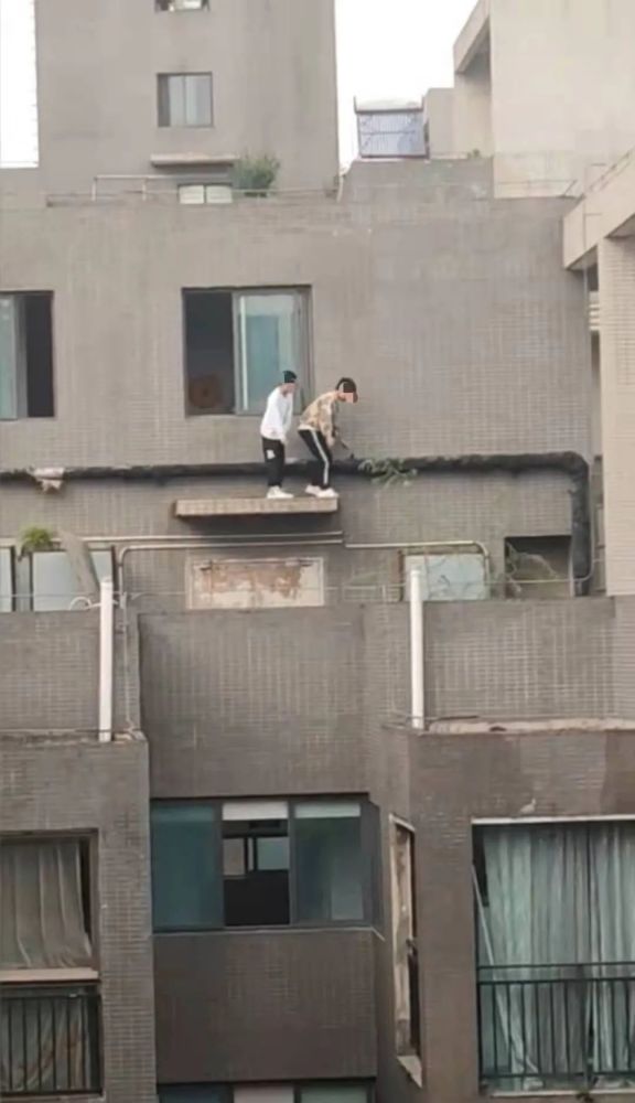 那么高的地方,太危险了!
