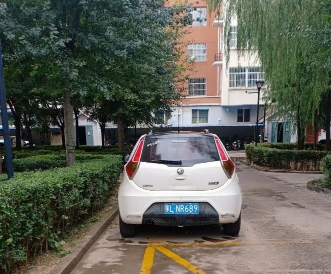 巴彦淖尔一小区内私家车占用消防通道被曝光!