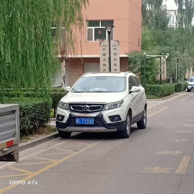 巴彦淖尔一小区内私家车被曝光!