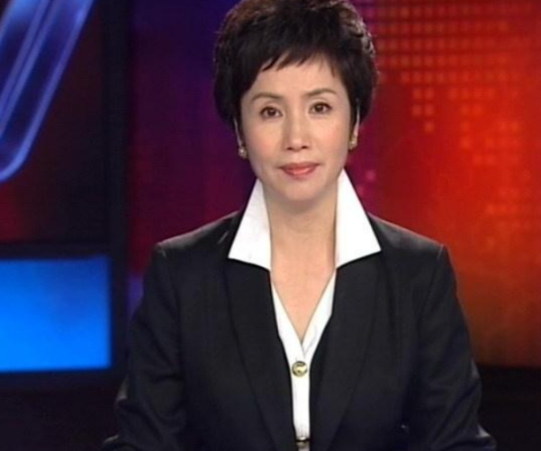 央视主播徐俐退休后晒照,皮肤白嫩笑容动人,气质在线显年轻