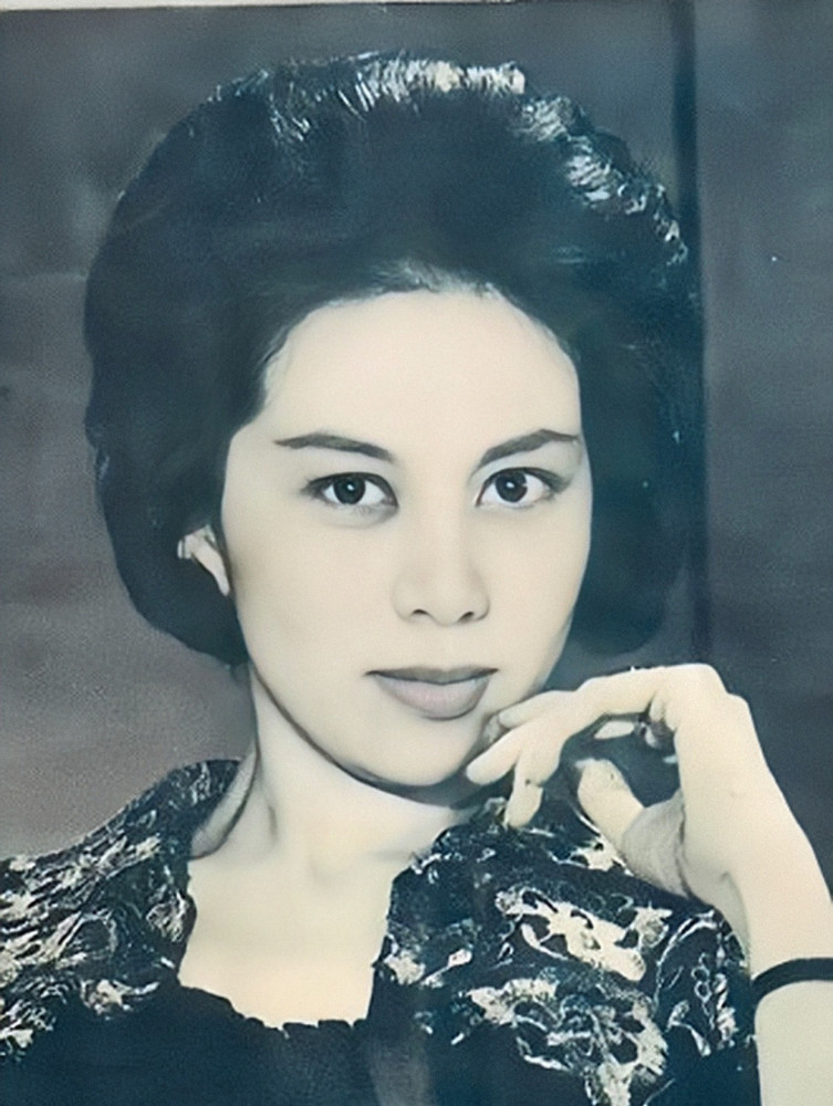 1960年,关山与当时同在长城公司的汉族女星张冰茜结婚.