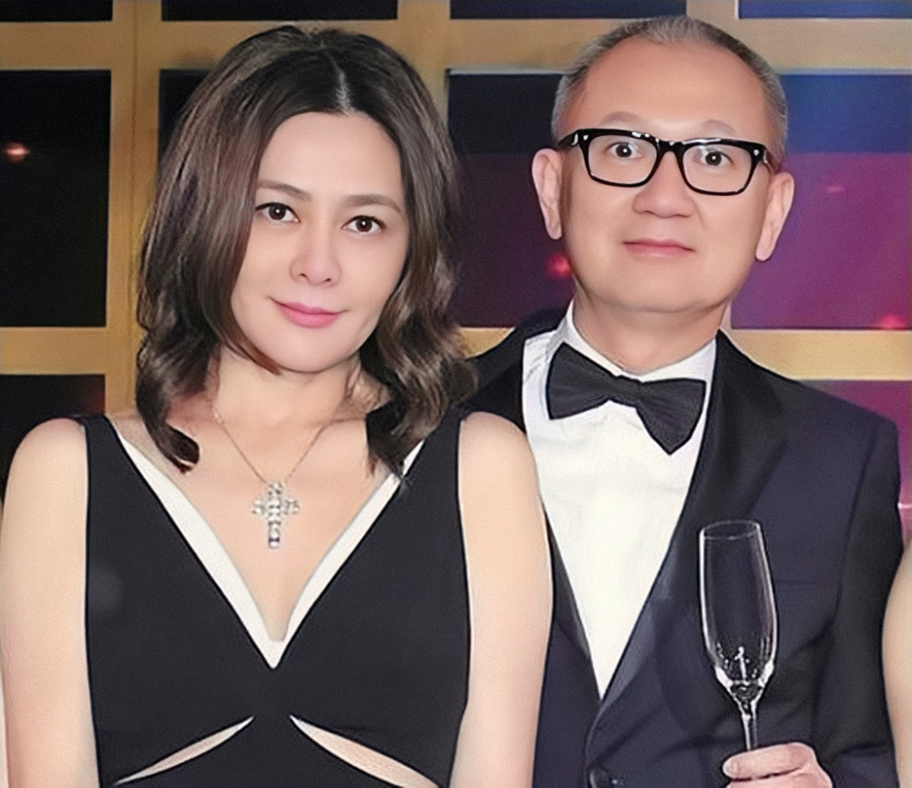 关之琳与陈泰铭如今,关之琳的身家已达5亿,最终活成了理想中的自己.