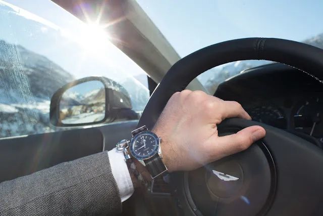 c罗降薪回曼联依然劳斯莱斯配大钻表男人开车戴表有什么讲究