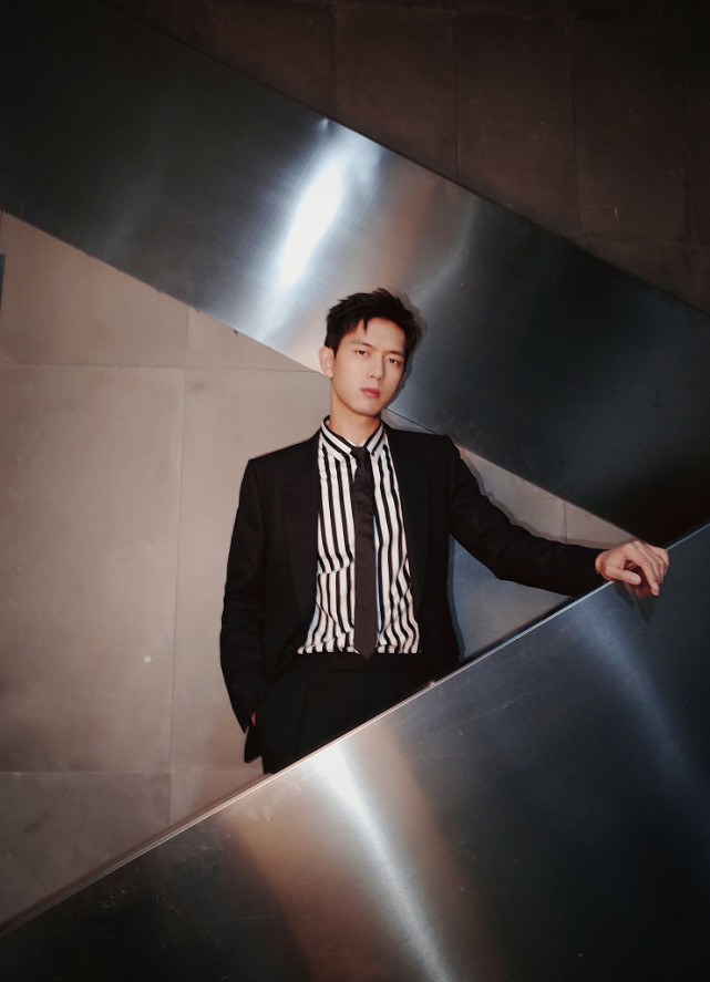 2021年8月28日讯,李现一组初秋氛围大片曝光. (来自:星动最娱乐)