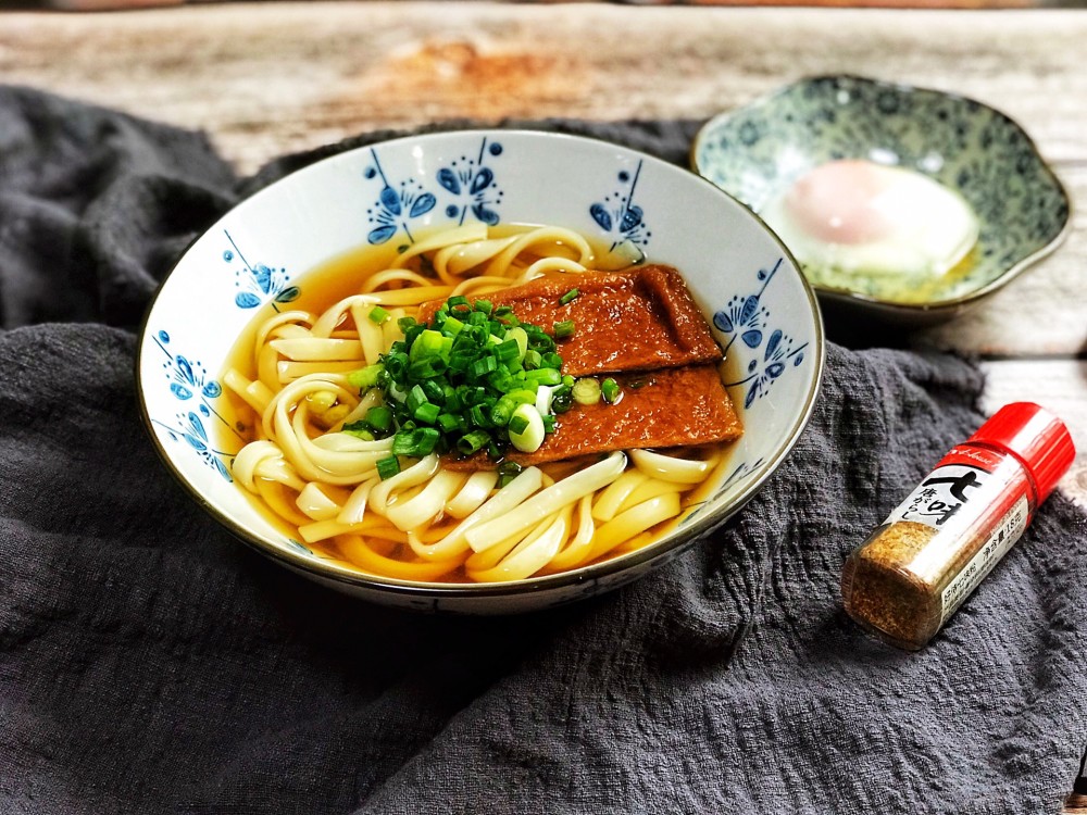 像是什麼拌麵,冷麵.熱湯麵,還有烏冬麵.