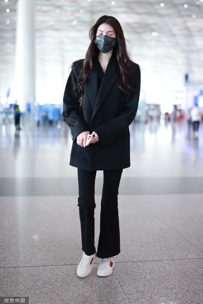 何穗街拍宽肩黑西装微喇裤小白鞋单肩包气场十足