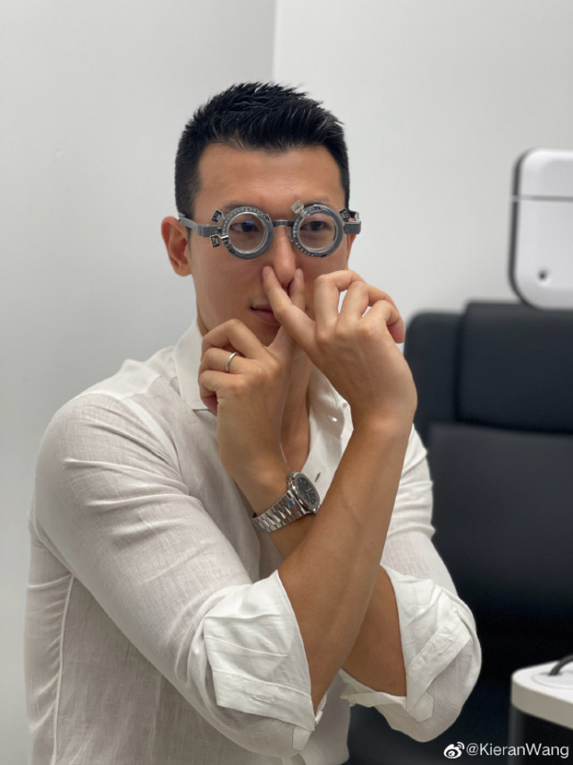 朱珠孕晚期陪老公配眼镜,坐一旁看王昀佳耍帅自拍,表情超有爱