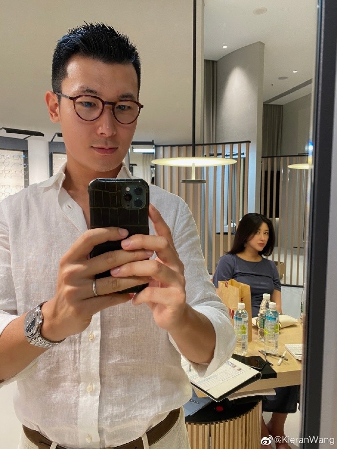 朱珠孕晚期陪老公配眼镜坐一旁看王昀佳耍帅自拍表情超有爱