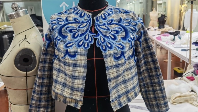 大开眼界00后男生爱设计lolita裙还用崇明土布制作了成衣