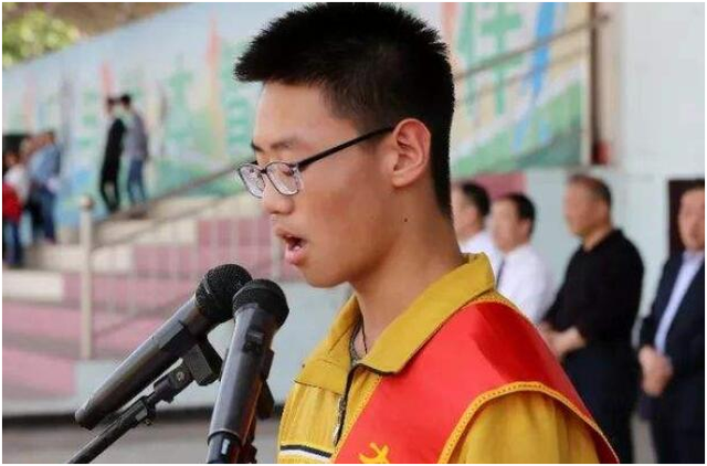 这位学生名叫常书杰,他就是常人眼中的"学霸",从小成绩就十分优秀