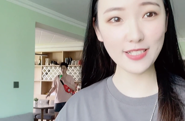 她是迷你世界长腿美女主播也是代言人之一甜蜜恋情让人羡慕