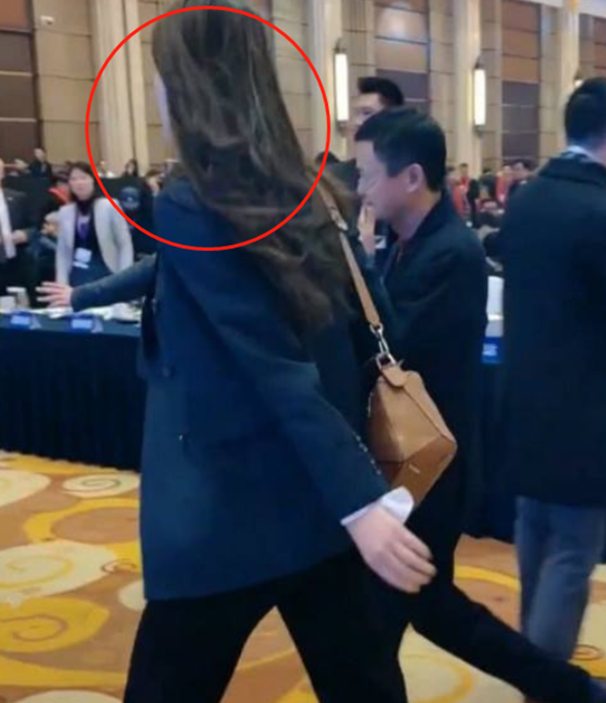 马云190美女保镖曝光,走出"六亲不认"的步伐,她更像老板?