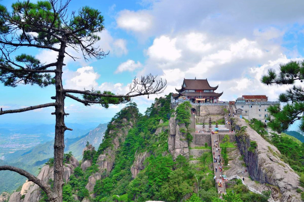 而九华山上的天柱峰,莲台峰等高峰,也都是游客们想要竞相攀爬的对象.