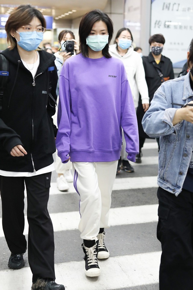 直男斩万茜狼尾发型显眼紫色卫衣穿出时尚感韵味挺独特