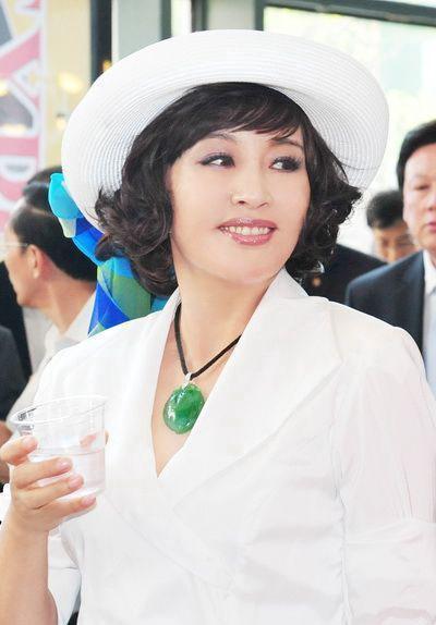 网传刘晓庆翡翠收藏上百亿?连上央视佩戴价值千万的翡翠,是真是假?