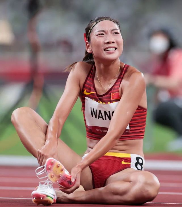 7月31日,王春雨在女子800米半决赛之后,在赛道上脱掉跑鞋,等待比赛