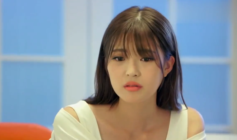 王妍之也在谭松韵主演的《狐狸的夏天》中饰演过女二韩君瑶,她是女主