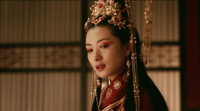 出演完《金锁记》后,万茜有了无数资源; 但此刻的她却格外喜欢话剧