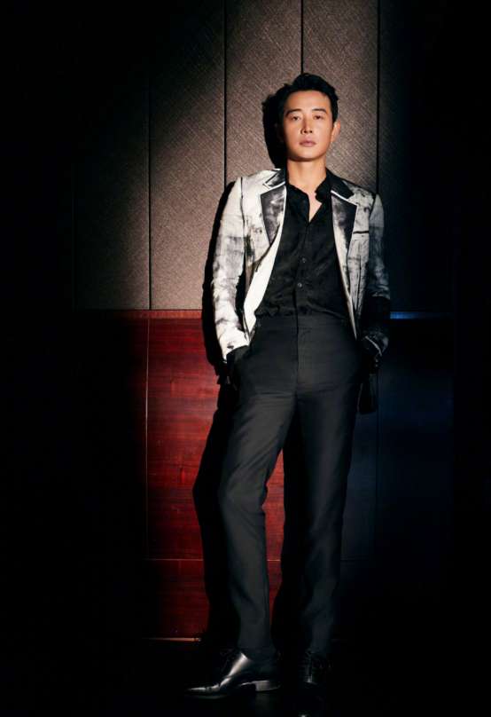 婚后的罗晋更有男人味了,"报纸西装"时尚且绅士,帅气有型