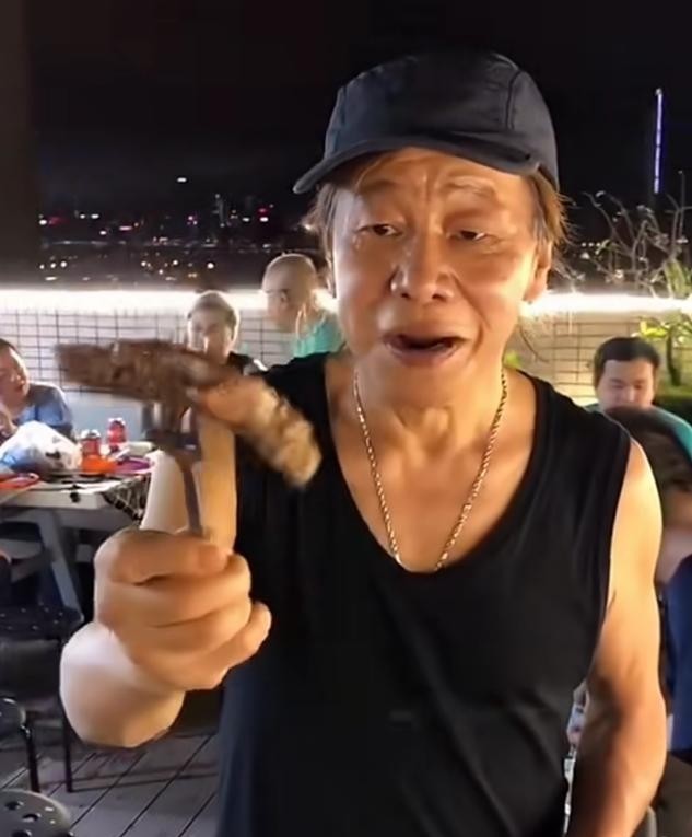 73歲港星梁小龍現身小賣部穿大褲衩配拖鞋只為買10塊錢煙