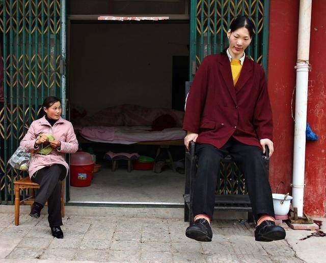 "亚洲第一女巨人"姚德芬:身高2.36米,穿78码鞋子,如今怎样了?_腾讯新