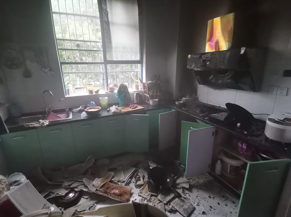 一片狼藉潢川城区一居民家中着火油烟机已经烧得变形