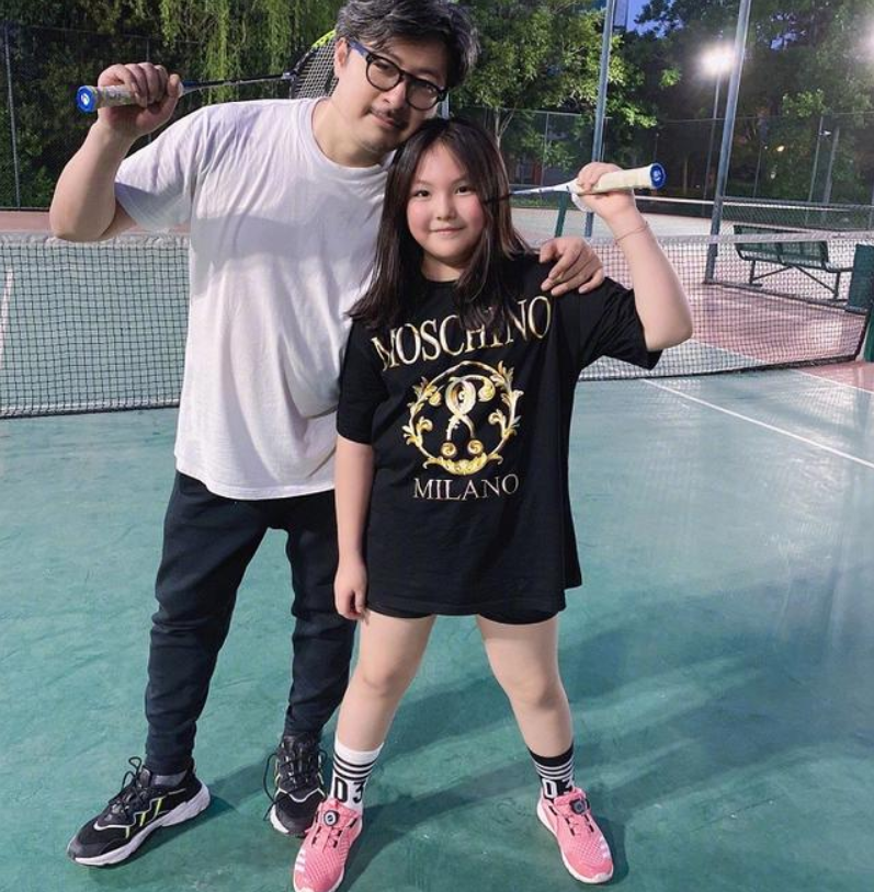 李湘送女儿上学 王诗龄脸变瘦颜值飙升 学费每年高达25万抢镜 全网搜