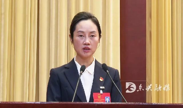 内江市东兴区人民政府区长余梅代表东兴区人民政府向大会作《政府工作