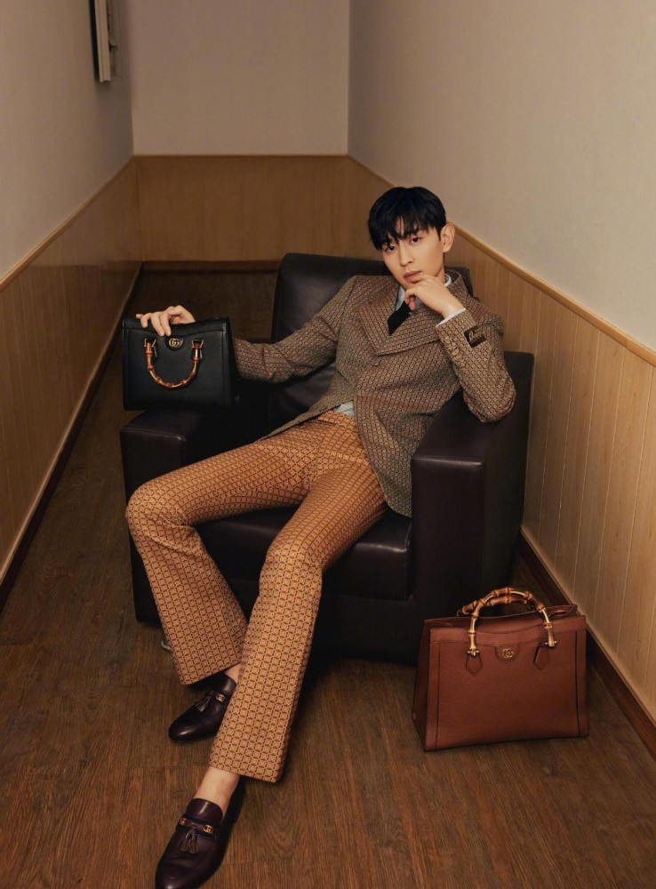 邓伦的豆腐肌真加分就算穿着土黄土黄的西装也有型男范儿