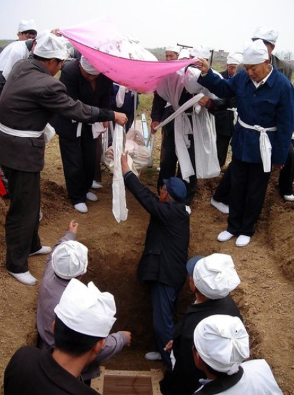 于月仙的葬礼是否过于简单?三处操作或违背回族丧事要求