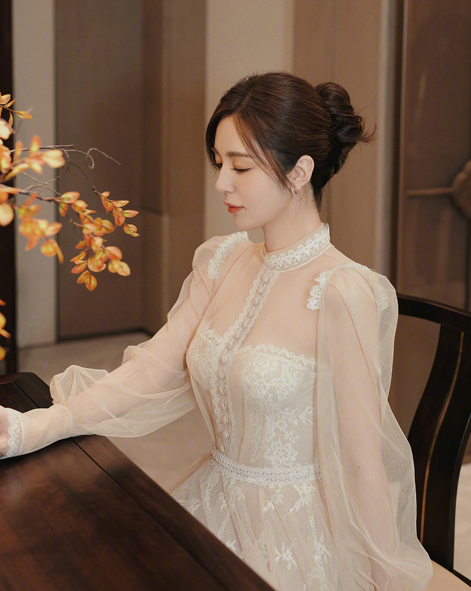 王晓晨又美出圈了,一袭裸色纱质连衣裙浪漫温柔,美得高级洋气_腾讯