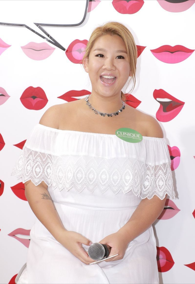 自信的女孩最美,郑欣宜穿白色一字肩连衣裙优雅高贵,美得高级