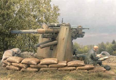 88mm高射炮:上打飞机,下打坦克,二战后被封神的高射炮