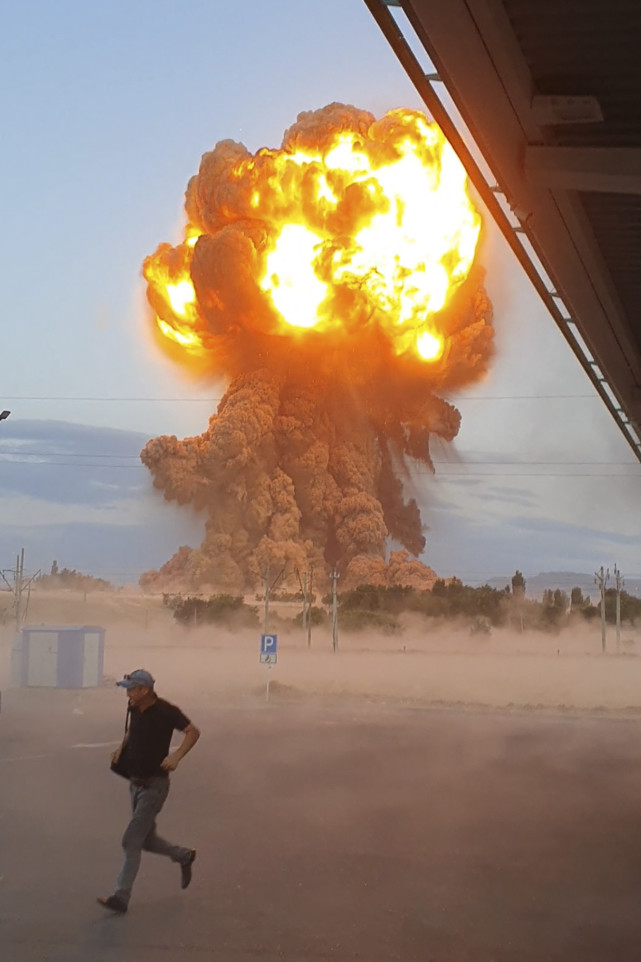 (外代一线)哈萨克斯坦南部一军火库起火爆炸