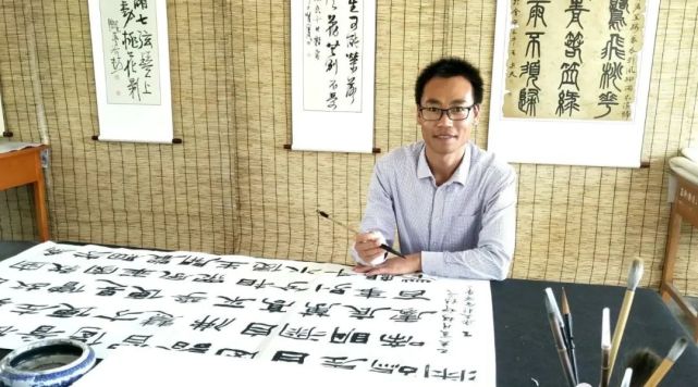王乐天,会宁县第五中学语文兼书法教师,爱好文学,美学,书法.