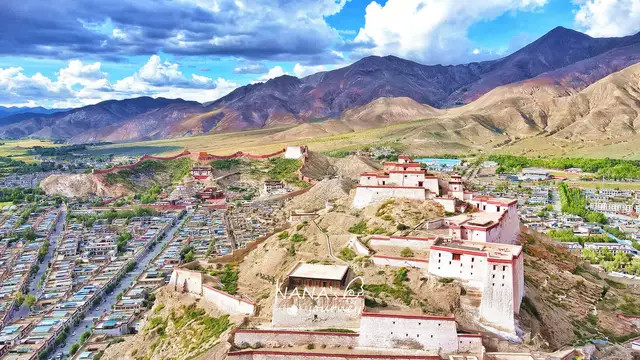 西藏特色的寺庙古堡江孜的宗山抗英遗址航拍秋景太美