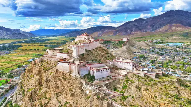 西藏特色的寺廟古堡江孜的宗山抗英遺址航拍秋景太美