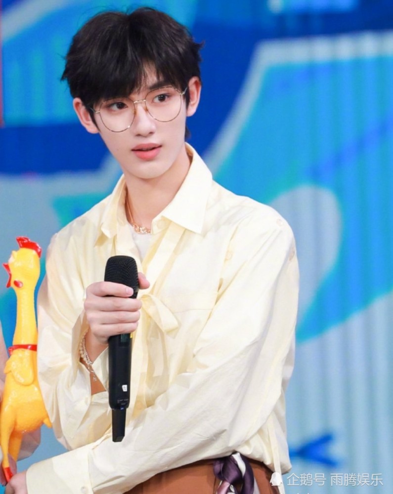 时代少年团挑战西装造型:张真源生图状态超好,丁程鑫魅力十足