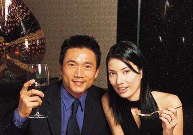 后来邹兆龙拍电影受了重伤,翁慧德不眠不休地照顾他.