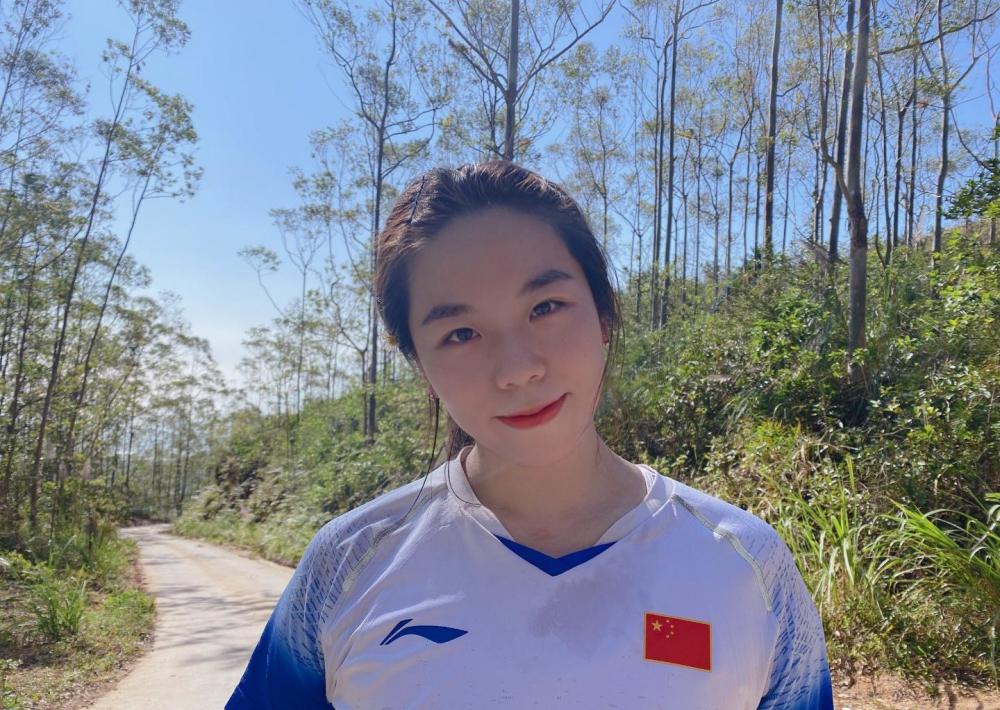 易烊千玺送冠军贾一凡签名照与玩偶,对她称呼很亲切,贾一凡激动到为