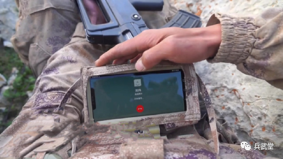 罕见国产单兵智能终端细节用手表能摇人平板呼叫炮火支援