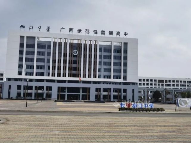 柳江中学校长郑文勇介绍,新校区依山傍水,坐落在柳江体育公园和岜公塘