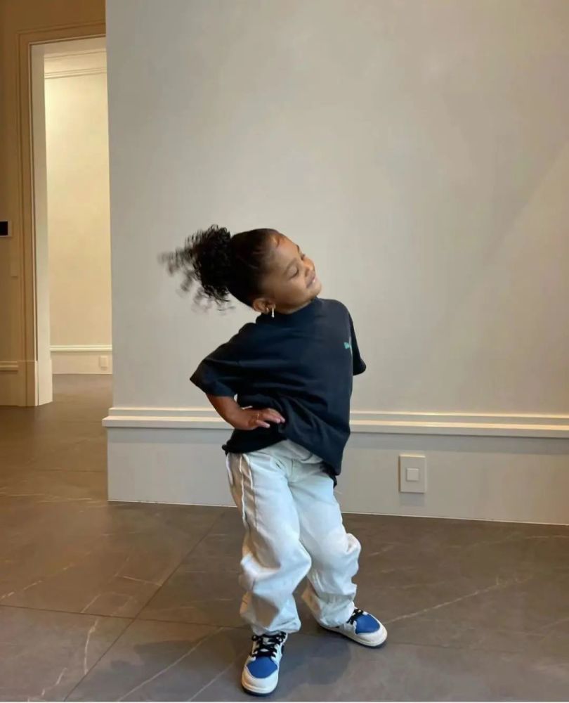 有二胎仍不忘大女儿travisscott爱女上脚闪电倒钩喜提校车