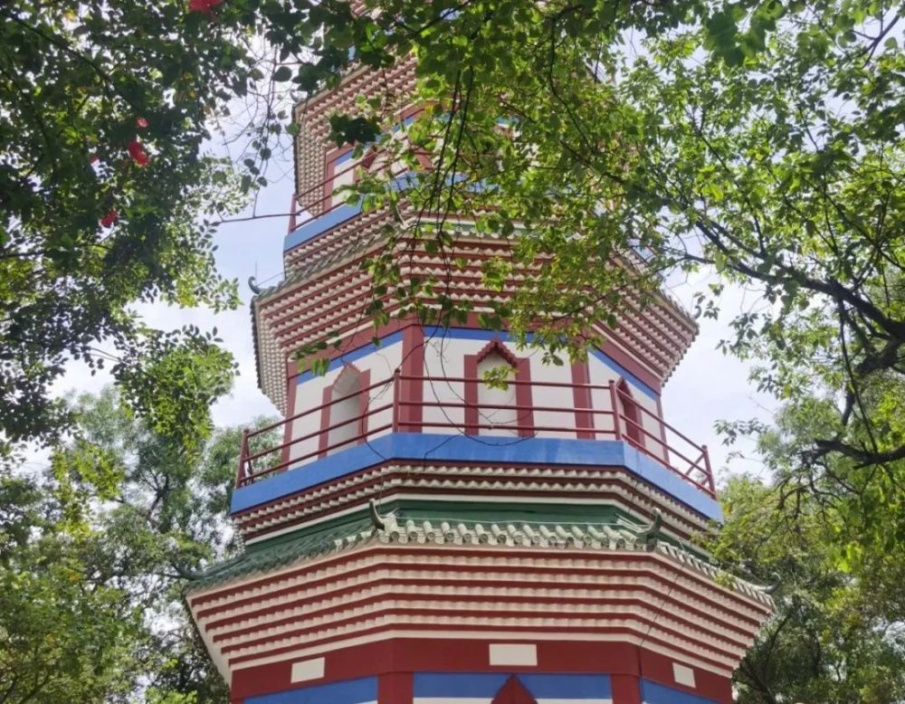 龟峰山上灵龟塔矗立于西江之畔这里还有一个美丽的传说